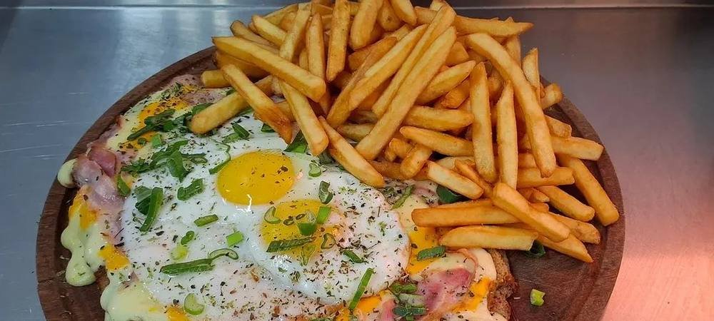 Milanesa napolitana con huevos fritos y papas fritas